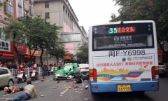 Video: Cướp xe buýt, đâm vào đám đông khiến nhiều người chết ở Trung Quốc
