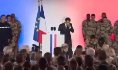 Video: Binh sĩ Pháp ngất xỉu khi đang hát quốc ca trước mặt Tổng thống Macron