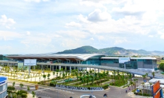 Nhân viên an ninh sân bay bị tông xe hất tung lên nắp capo vì 'tội' nhắc nhở