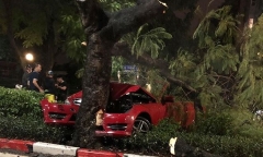 Tin tai nạn giao thông mới nhất ngày 25/10/2018: Mercedes biến dạng, dính chặt gốc cây sau cú tông kinh hoàng