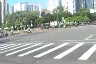 Video: 2 xe máy đâm nhau kinh hoàng vì vượt đèn đỏ