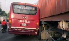 Xe buýt truy đuổi container náo loạn phố Sài Gòn