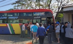 Tin tai nạn giao thông mới nhất ngày 3/1/2020: Tránh trâu băng qua đường, xe khách lao vào nhà dân