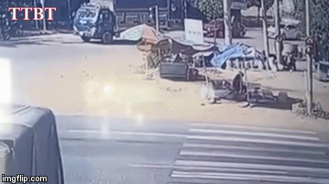Video: Lạnh người khoảnh khắc xe tải tông bẹp dúm ô tô đang chờ đèn đỏ 