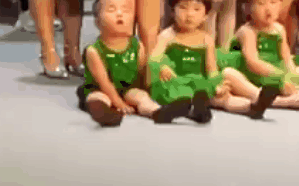 Thí sinh nhí hồn nhiên ngủ gật ngay trong chương trình biểu diễn văn nghệ