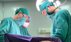 Khối u chứa răng, tóc trong buồng trứng bé gái 12 tuổi