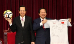 Đấu giá quả bóng và áo đấu của đội tuyển U23 tặng Thủ tướng