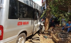 Tránh xe đạp điện, xe khách gây tai nạn liên hoàn