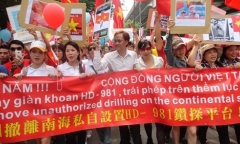 Cờ đỏ sao vàng ở 5 châu dậy sóng