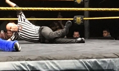 Trọng tài WWE nén nỗi đau gãy chân để hoàn thành trận đấu