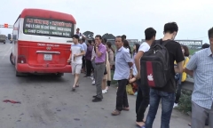 Video: Ngày nghỉ lễ, xe khách 29 chỗ 'nhét' 40 người, tài xế nói không biết