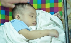 Phó giám đốc Vinasun đến thăm bé trai bị bỏ rơi trên taxi