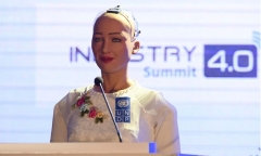 Sophia, công dân robot đầu tiên mặc áo dài khi tới Việt Nam và bài phát biểu về 4.0