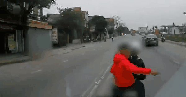 Clip: 3 nam thanh niên ngông nghênh chặn xe ô tô, dọa đánh tài xế vì dám bấm còi xin đường