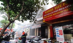 Cảnh sát chặn đường để chữa cháy hai căn nhà 3 tầng ở trung tâm TP Vinh
