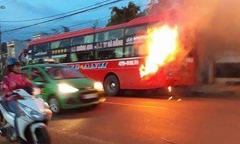 Xe khách đang chạy bốc cháy dữ dội, 40 người hoảng loạn thoát thân