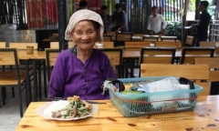Ấm lòng suất cơm 1.000 đồng trong quán ăn sang trọng