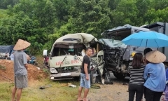 Tin tức tai nạn giao thông mới nhất hôm nay 20/9/2019: Xe khách đấu đầu xe tải, 6 người bị thương