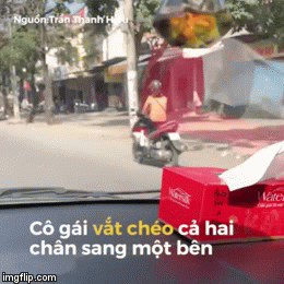 Video: Cô gái vắt chéo cả 2 chân sang một bên khi đang lái xe tay ga