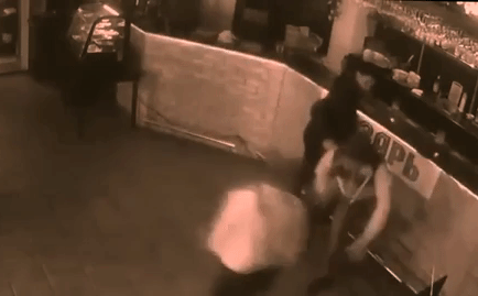 Video: Nữ nhân viên quán bar xinh đẹp tung 3 đòn hạ gục 