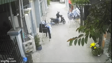 Video: 2 thanh niên đi SH bỗng dừng xe 