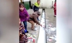 Học sinh Trung Quốc đổ hàng loạt sữa xuống cống, công ty sữa học đường bị điều tra