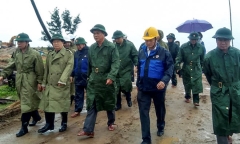 Bão Damrey giật cấp 15 áp sát đất liền, sơ tán hơn 426.000 dân