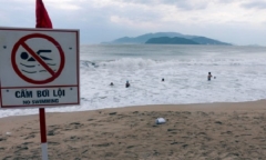 Bão Damrey đang vào bờ, người dân vẫn vô tư tắm biển bất chấp lệnh cấm