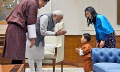 Đến thăm Ấn Độ, Hoàng tử bé Bhutan “đốn tim” cư dân mạng