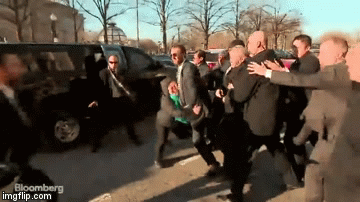 Video: Phái đoàn Trung Quốc bị người biểu tình tấn công khi tới Mỹ đàm phán thương mại