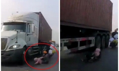 Video: Người mẹ nhanh trí cứu con thoát chết trong gang tấc dưới bánh xe container