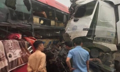 Xe khách đâm trực diện xe tải trên cao tốc Lào Cai, 8 người bị thương