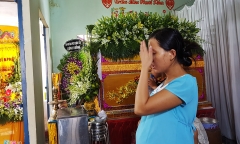 Vợ cảnh sát hy sinh khi chữa cháy gào khóc bên quan tài chồng