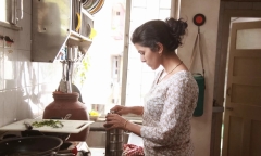 Nửa đêm, cô bồ õng ẹo, chồng bật dậy phóng xe đi