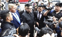 Bản sao của ông Kim Jong-un và ông Donald Trump bị vây kín trên phố Hà Nội