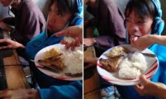 Đau lòng cảnh bà mẹ mang cơm đến tiệm net để đút cho con ăn