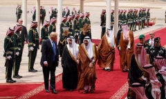 Chuyến công du nước ngoài đầu tiên của Tổng thống Trump: Không chỉ khác mà còn lạ