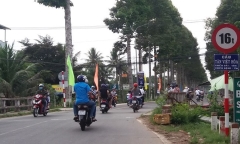 Video: Xe máy phóng tốc độ cao, tông người phụ nữ bay qua thành cầu