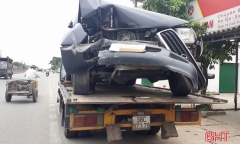Xe Land Cruiser biển xanh gây tai nạn, 2 người nhập viện