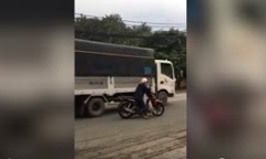 Video: Bất chấp nguy hiểm, nữ 'ninja' đứng giữa đường nghe điện thoại 