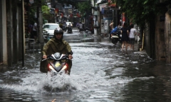 Mưa lớn chiều cuối tuần, người Hà Nội bì bõm 
