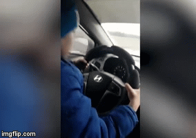 Video: Bất chấp nguy hiểm, mẹ để con trai 6 tuổi điều khiển ô tô 130km/h