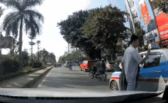 Video: Vừa giơ điện thoại quay kẻ gây sự, tài xế taxi bị đánh tới tấp