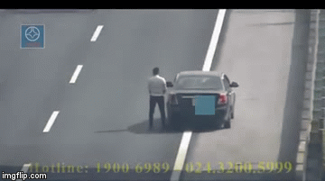 Video: Tài xế ôtô thản nhiên dừng xe giữa đường cao tốc để