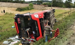 Tin tai nạn giao thông mới nhất ngày 28/6/2018: Tài xế lái ôtô khách bằng chân trên cao tốc Trung Lương