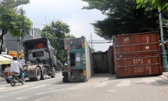 Xe container đâm dải phân cách, tài xế biến mất khỏi hiện trường