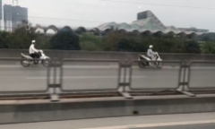 Clip: 4 xe máy nối đuôi nhau phóng ngược chiều trên đường vành đai 3 gây bức xúc