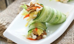 Món ngon bữa tối: Dưa chuột cuộn rau củ tránh ngán cho bữa cơm hè