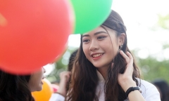 Những giọt nước mắt xúc động trong lễ bế giảng của nữ sinh trường THPT Chu Văn An