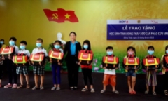 Trao tặng 500 cặp phao cứu sinh cho trẻ em nghèo, hiếu học ở vùng lũ
